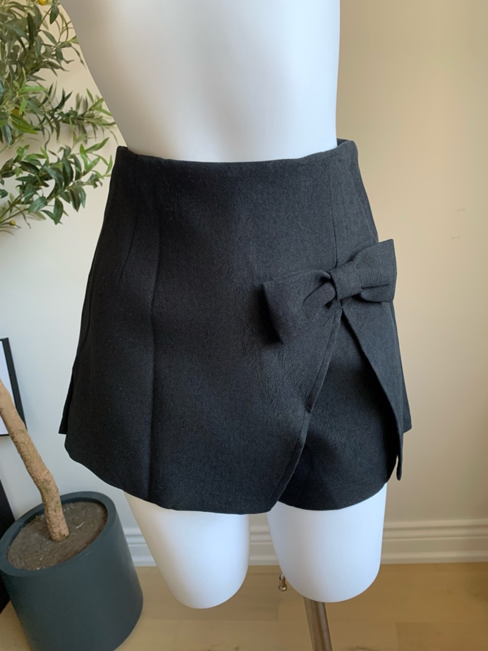 Black Bow Skort Thick Fabric Mini Skirt Shorts M NWT
